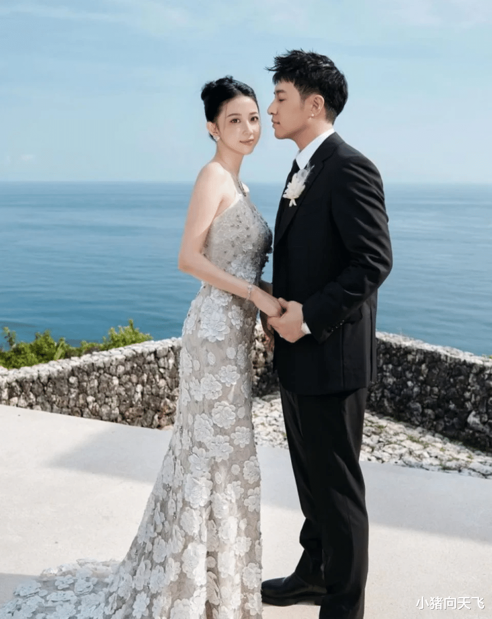 潘玮柏晒出浪漫婚礼照!紧牵「最美空姐」,罕见示爱