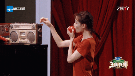 66岁杨丽萍和关晓彤「像姐妹」，钟楚曦苗苗再现《芳华》名场面