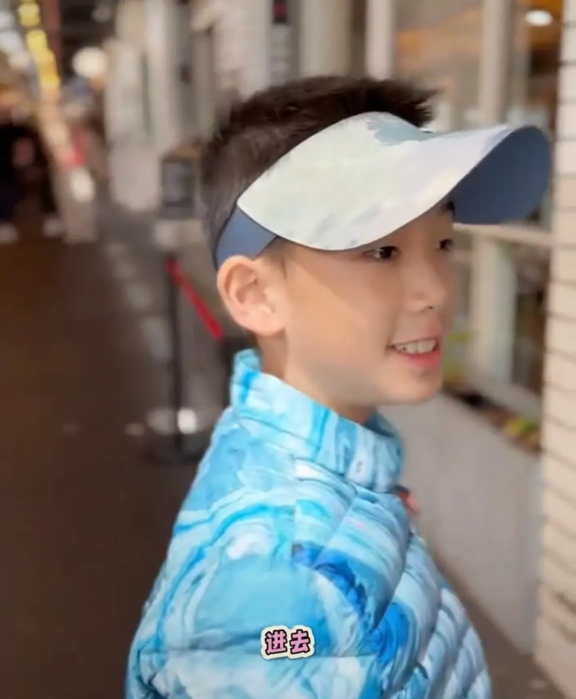 应采儿晒和大儿子逛吃vlog,Jasper自编自导自演,母子互动有趣