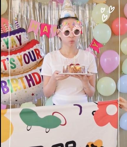 何超莲|何超莲素颜庆祝32岁生日，和窦骁视频聊天，婚后首个生日很低调