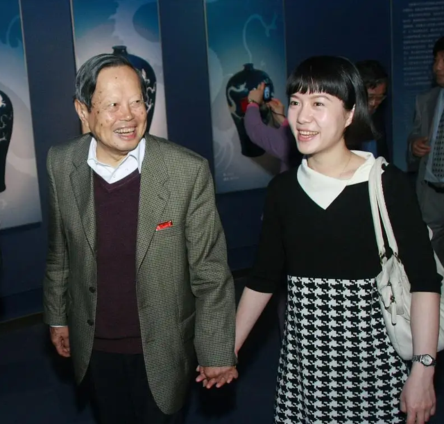 杨振宁|在医院冻下9颗卵子，翁帆或计划好了一切，杨振宁默许