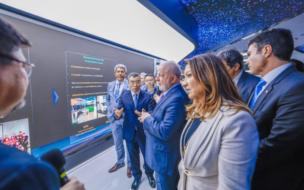 发型 巴西夫人换发型!小卷发烫成直发去参观华为,焕然一新后气质变了