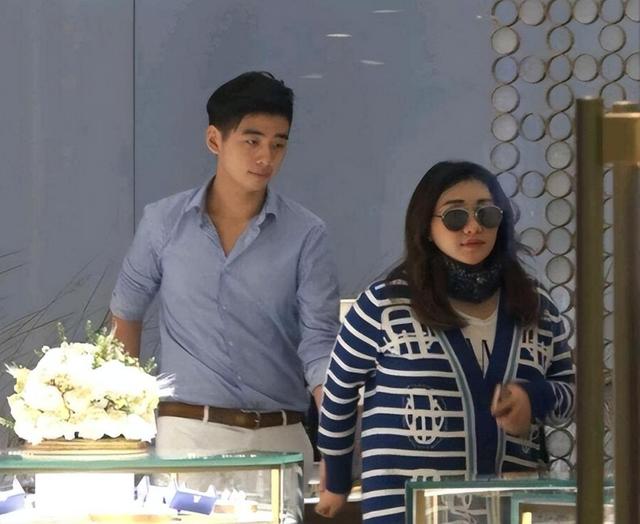 赌王的女儿何超盈:倒贴14亿下嫁东北小伙,结婚5年被丈夫宠成宝