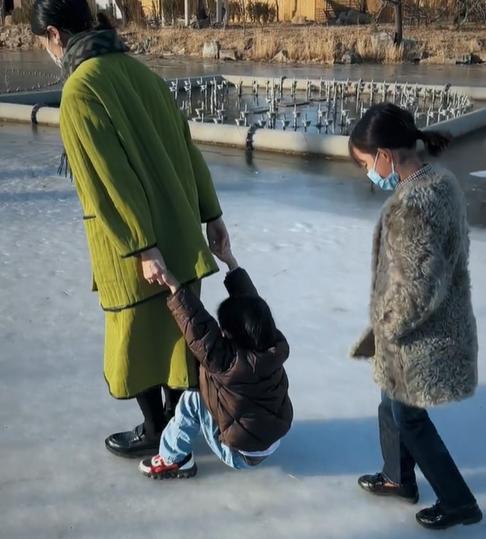 颜丹晨|黄磊依然缺席家庭聚会,孙莉带儿女出门滑冰,黄多多负责跟拍