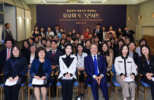 韩国第一夫人去听音乐会！扎马尾辫比心又扮嫩，黑白配又把人美到