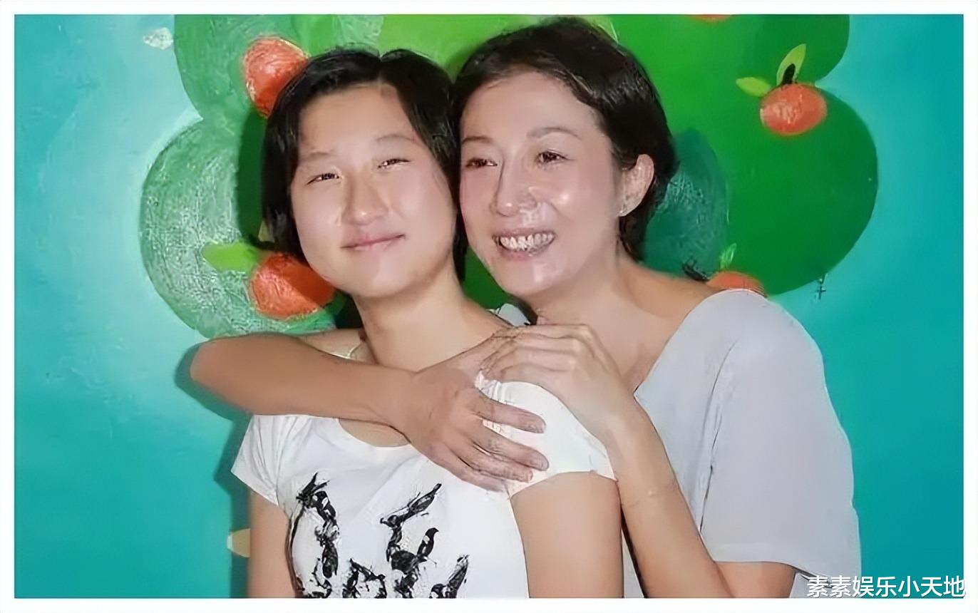 吴卓林|吴卓林妻子晒新年照，坐在喷泉旁摆拍，生活现状惬意且舒适