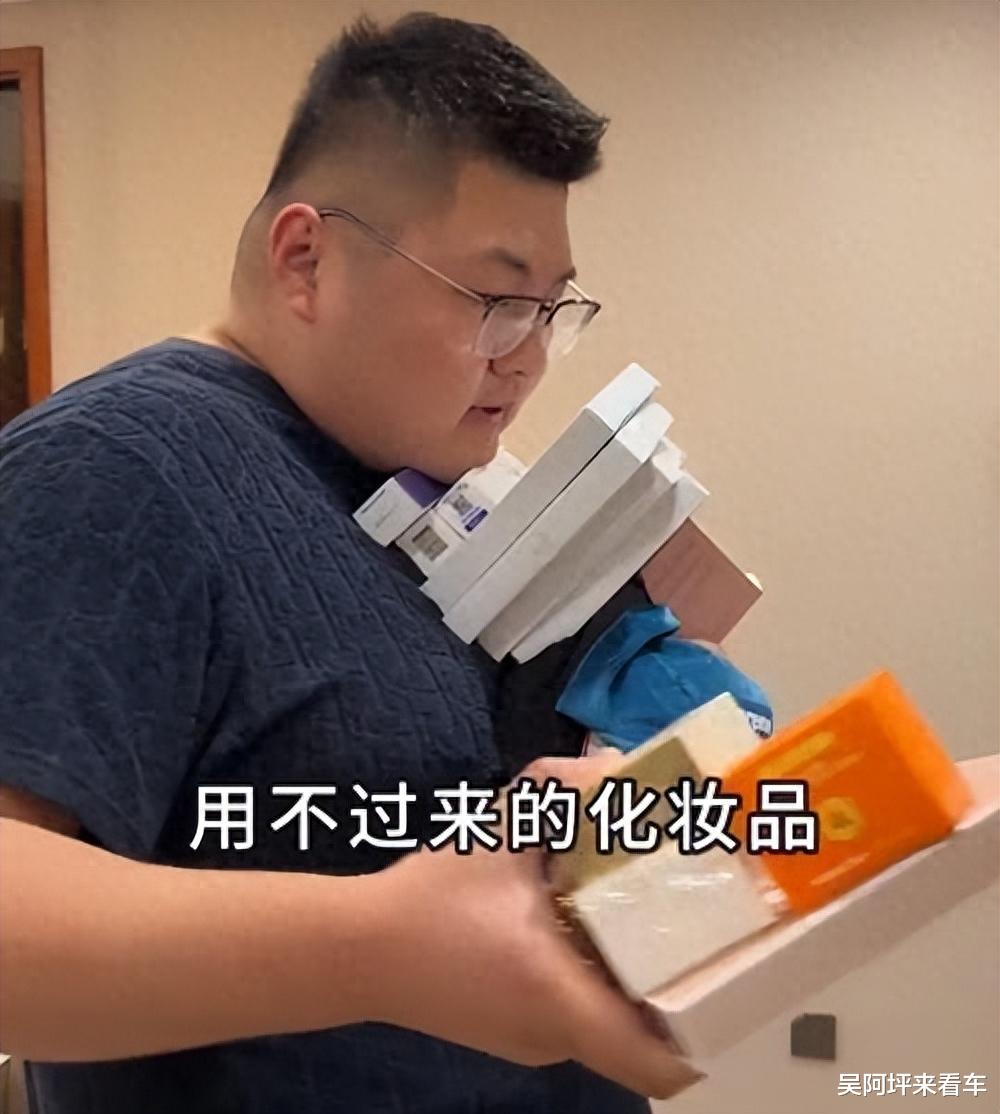 一周掉粉100w,贱卖妻子化妆品,豪车仅卖7000,掀起猴哥的翻车路