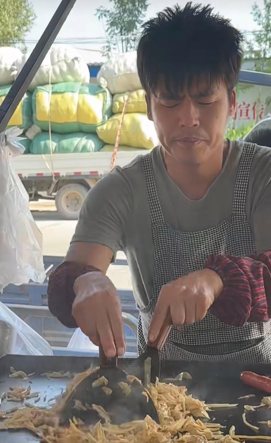 他没有被物质化,大网红回归生活,推着小车继续卖他的鸡蛋饼