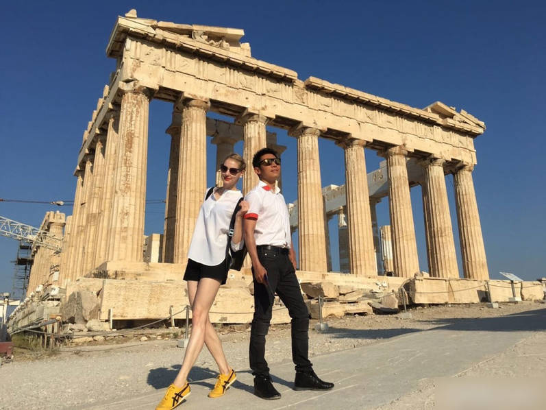 撒贝宁携妻出游神态疲惫，李白状态如少女，高颜值女儿混血像母亲