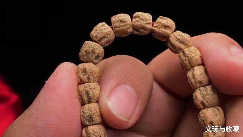 我与手串到底是谁盘了谁？一个圆润红亮，一个圆滑油腻。