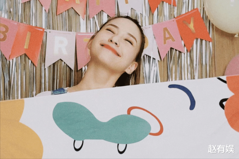 何超莲|大婚才20天,何超莲“面目全非”,鼻子和脸变圆润,背带裤遮孕肚