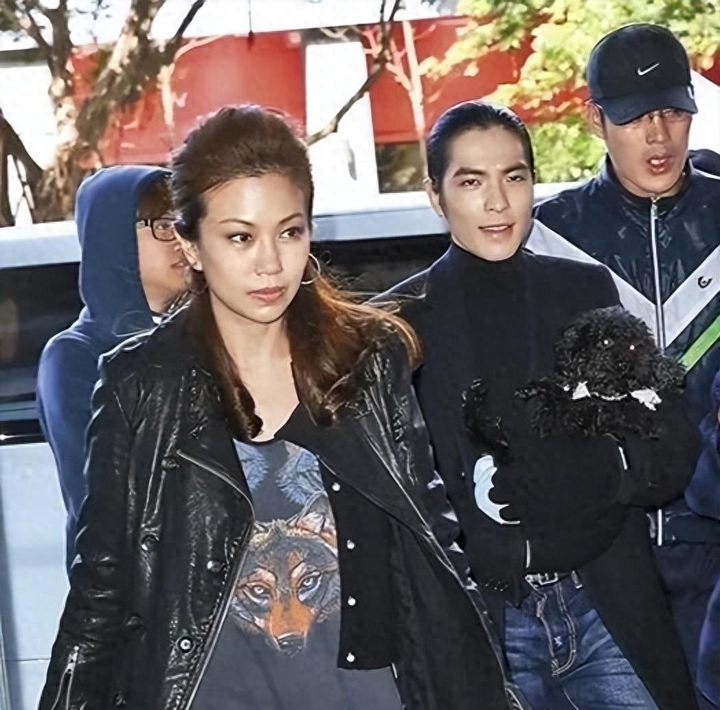 萧敬腾官宣与50岁经纪人结婚,婚纱照超唯美,女方已经明确拒生孩子