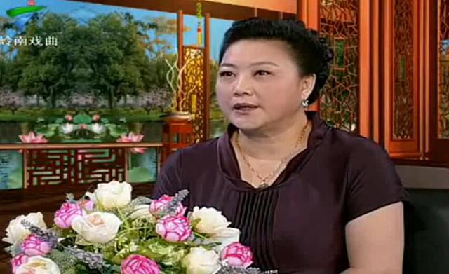 63岁的“八姑”黄伟香，戏里嫁给谭宪炳，现实中的丈夫从不出镜