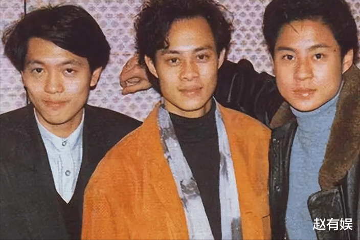 知名港星回潮汕探亲!残旧房子蹲地吃鸡,却被指责不为家乡做贡献