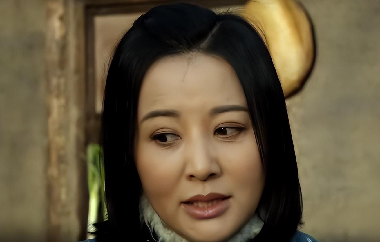 王馥荔 当刘晓庆和74岁王馥荔同框，在科技脸的对比下，就知道自然老去有多美