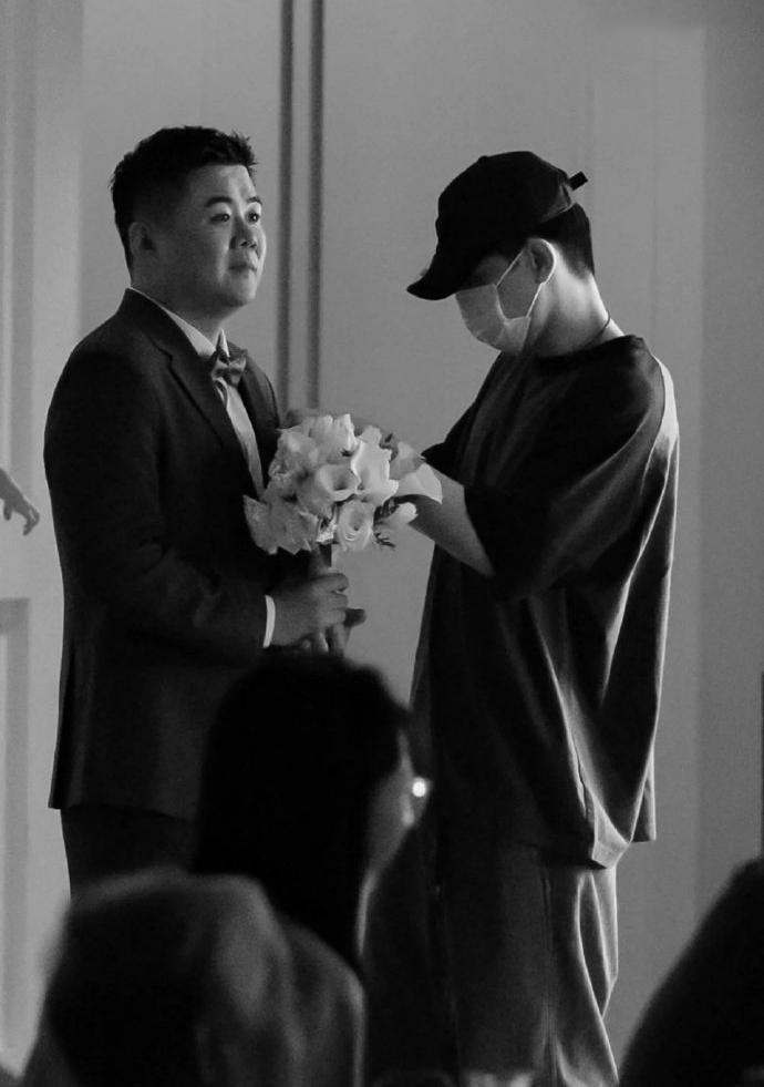 邓伦参加发小婚礼,不当伴郎不抢风头,亲密怀抱小女孩引热议 - 娱乐