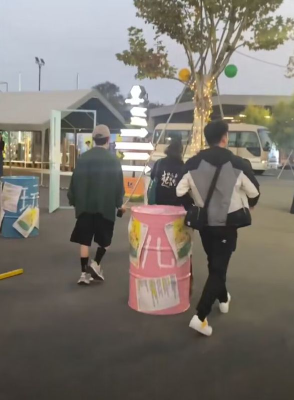 49岁何炅现身乌镇戏剧节,路人视角暴露身高,另类穿搭惹争议