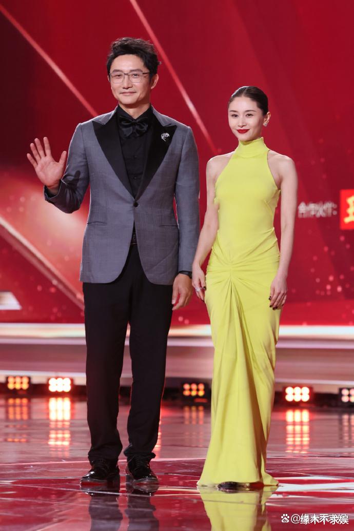 年度盛典红毯:肖战鞋子抢戏,胡歌老了,“繁花三美”状态差距大