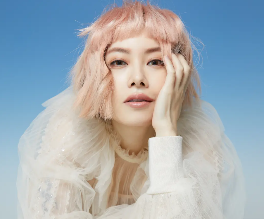 成龙|44岁徐怀钰现身公园跑步，穿露腰背心手臂纹身抢镜，丰满身材很迷人