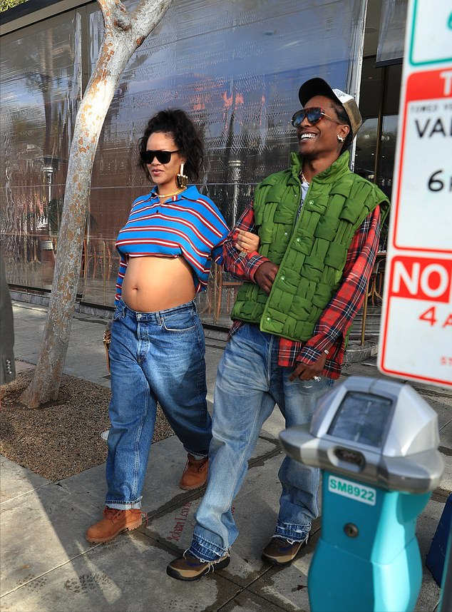 蕾哈娜 蕾哈娜太猛!挺着6个月二胎孕肚还抱着大儿子亮相,换新发型太纯