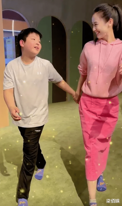 安迪|黄圣依晒母子合拍，安迪小心翼翼搂住弟弟，眼神忧郁很不自信