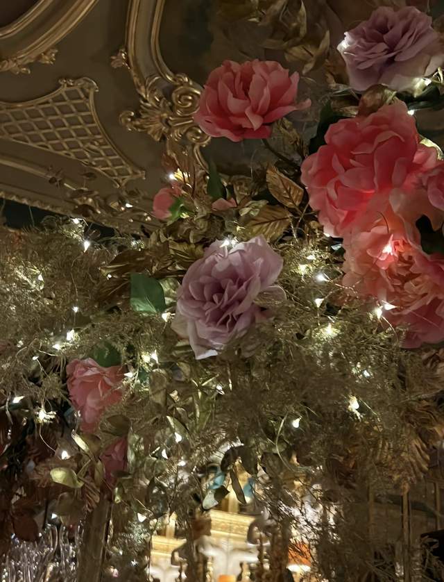 蔡明|李湘在英国顶级餐厅过年!王诗龄戴2万奢牌项链,暴瘦名媛范十足