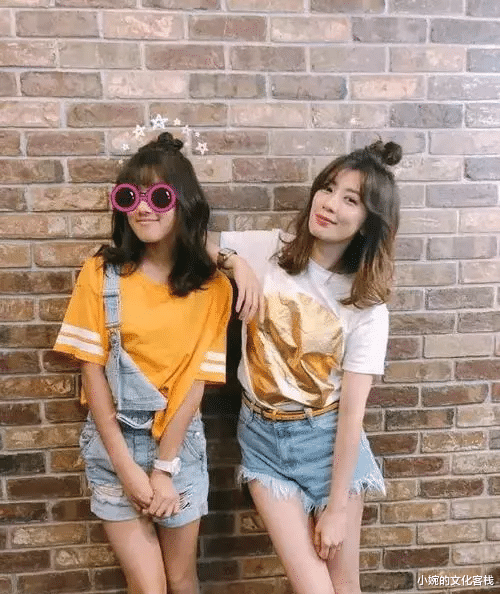 贾静雯|贾静雯17岁女儿定居美国！穿着大胆成熟火辣，长腿丝袜很抢眼