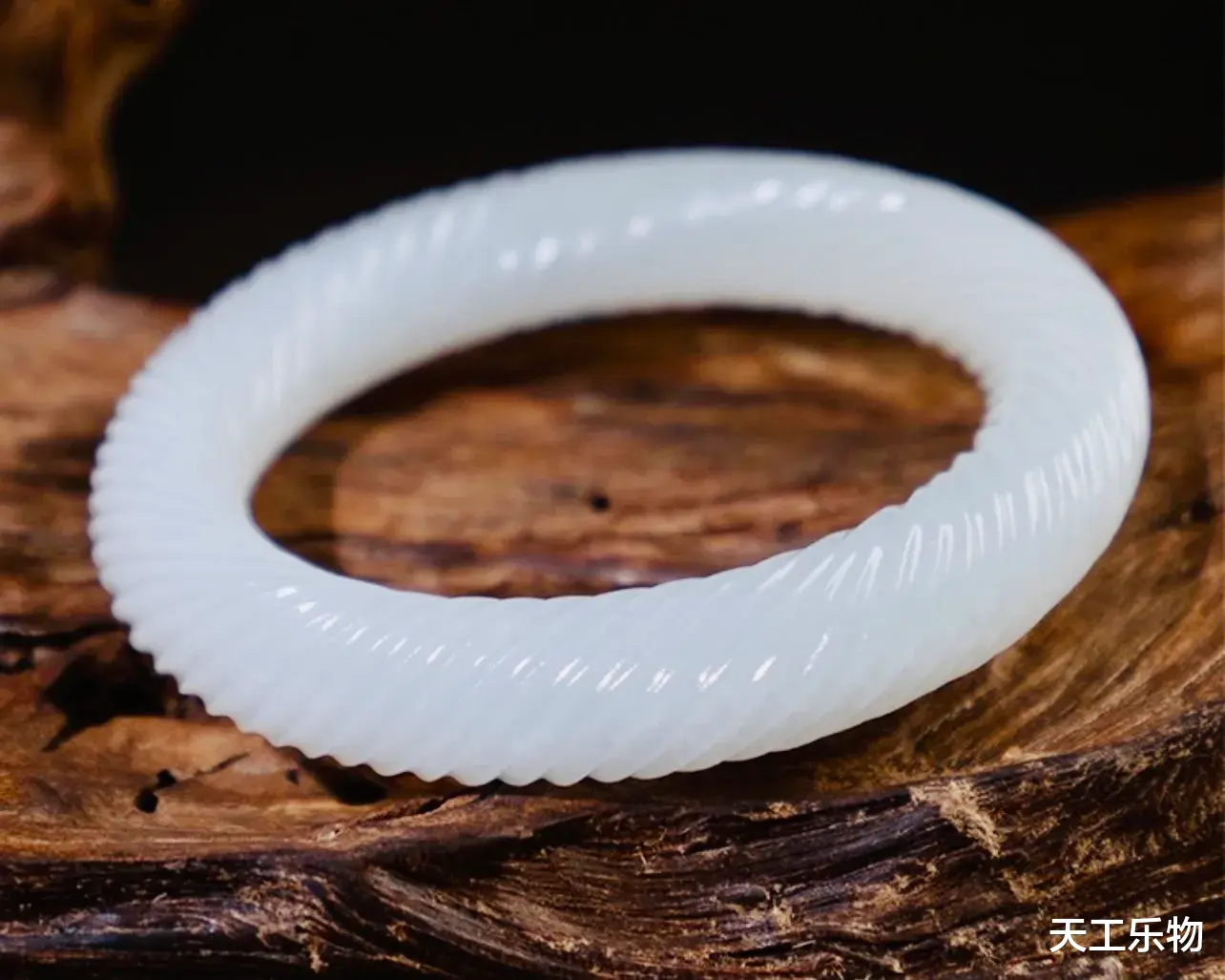 老物件|又一种极品白玉山料！被称为“籽料之母”的和田玉黑山料！
