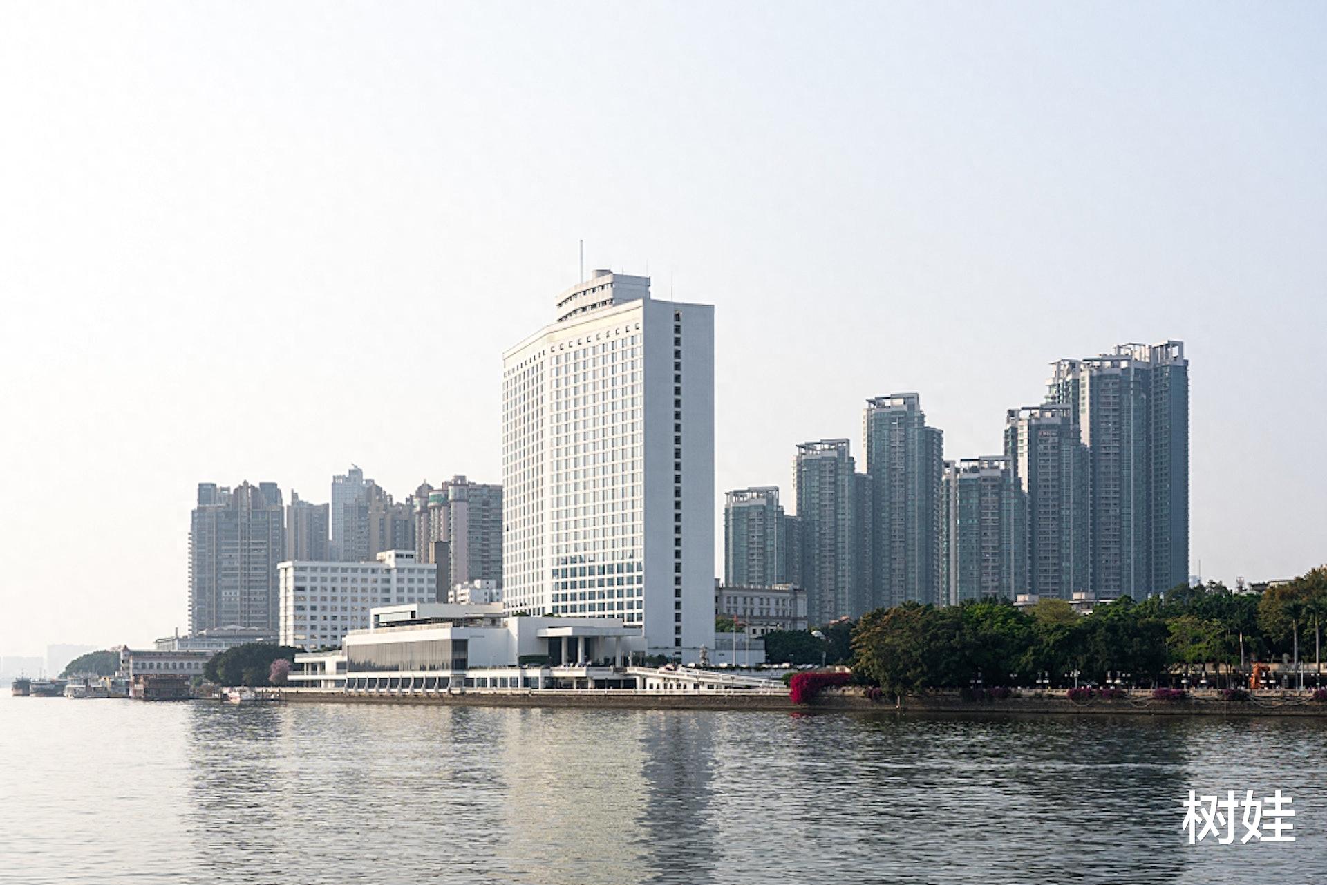 霍震霆霍震寰罕见合体,现身白天鹅宾馆看灯光秀,庆祝开业40周年