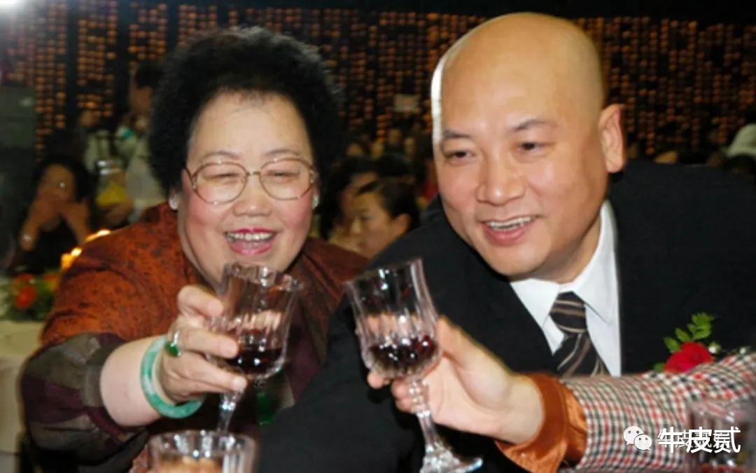 娶走“富婆”的5位男星,有人人生美满,有人却结婚33年不敢叫老婆