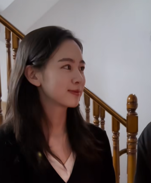 大杨哥妻子两周年纪念，豪宅内亲自下厨庆祝，女方表情冷淡疑摆拍