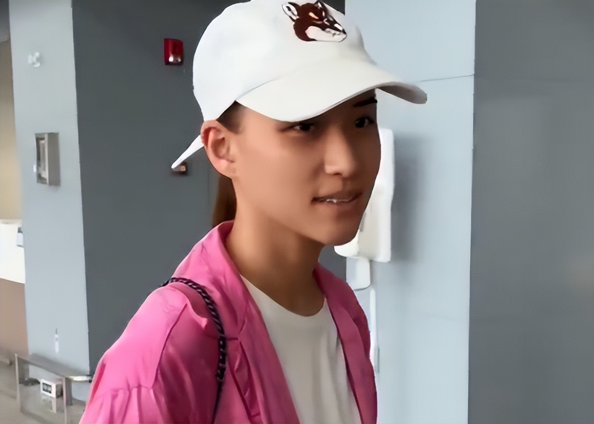 何超莲龙凤胎风波后首现身,素颜气色差显男相,像没发育好的学生