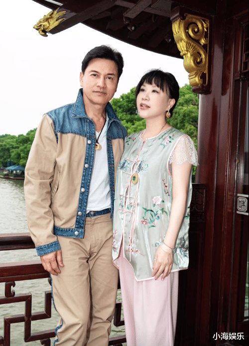 67岁吕良伟教王宝强跳渣哥舞,王宝强动作好搞笑,两人像同龄人