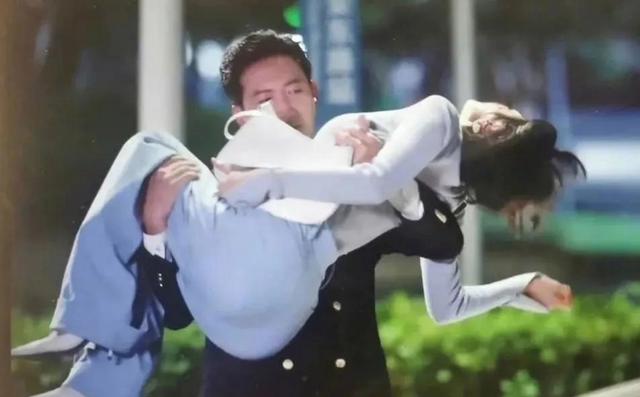 科技脸太出戏了,张雨绮高伟光新剧开播,放眼望去全是一脸高科技