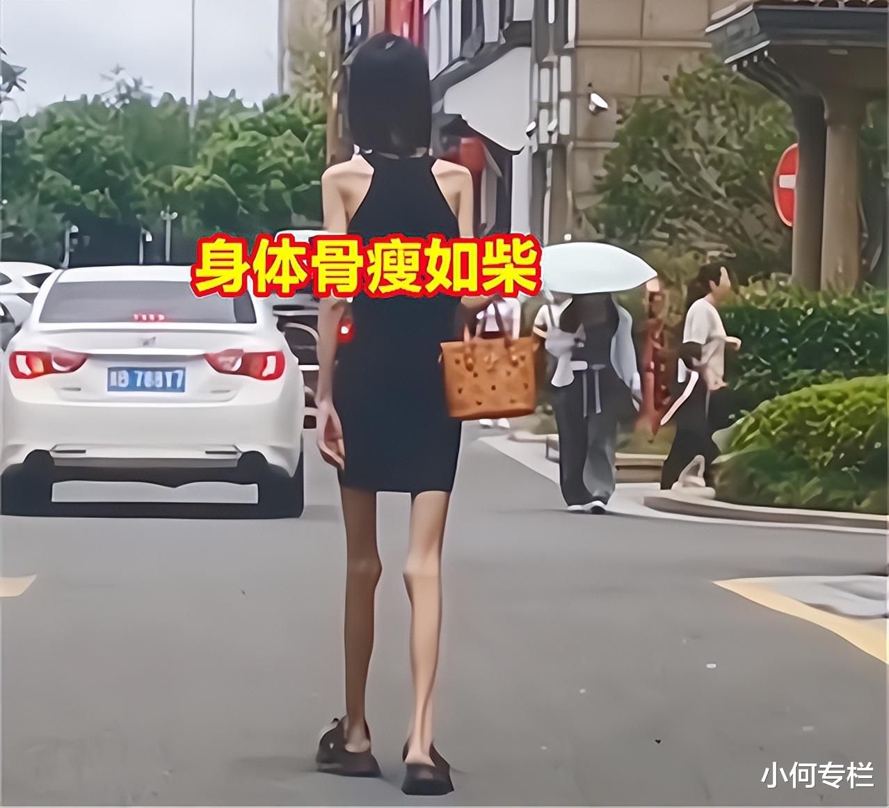 男子街头偶遇“骨感”美女，穿着时尚四肢细如竹竿，手上还夹着烟