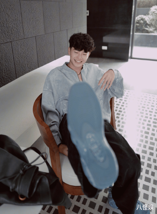 曹格前妻晒娃被指偏爱儿子，Joe给妈妈打工当模特，撞脸多位男星