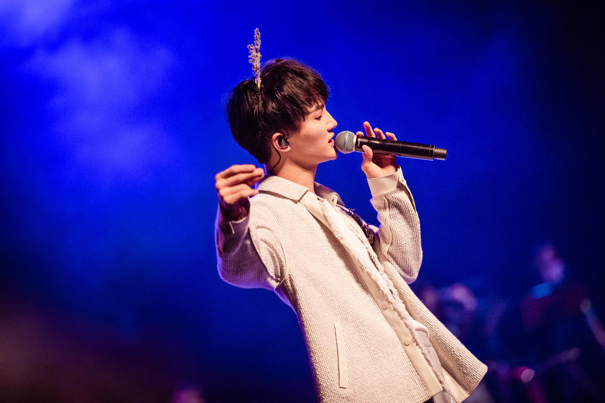 从被嘲笑到乐坛代表:周深的逆袭之路,最强靠山是央视?