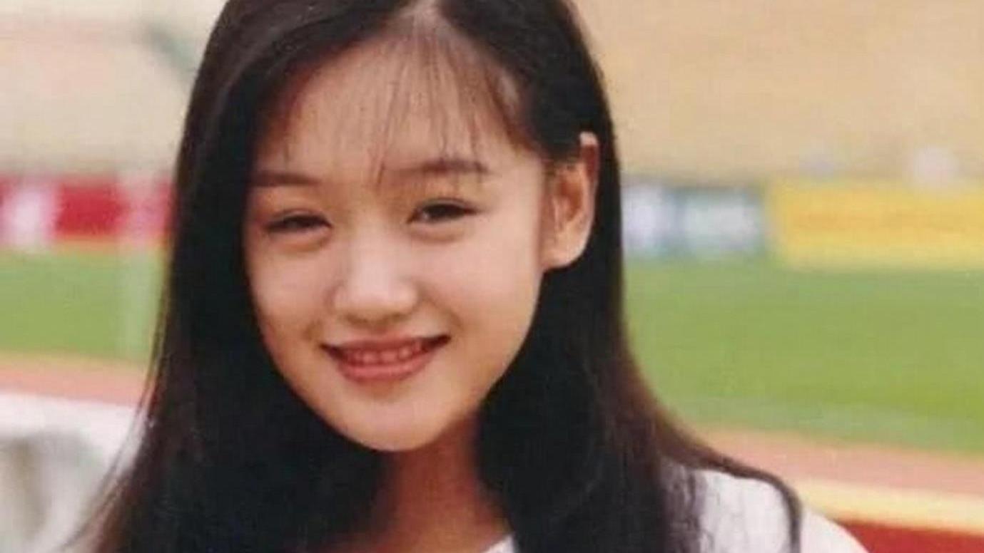 胡歌的老婆黄曦宁和薛佳凝一对比，才知道满脸科技感的她输在了哪