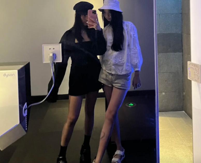 王诗龄和闺蜜晒辣妹装，闺蜜因背景墙被骂心机重，网友：下手挺狠