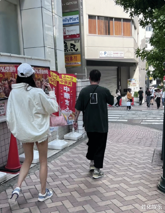 鹿晗关晓彤日本同游被偶遇,女方纤细长腿抢镜,男方化身花臂少年