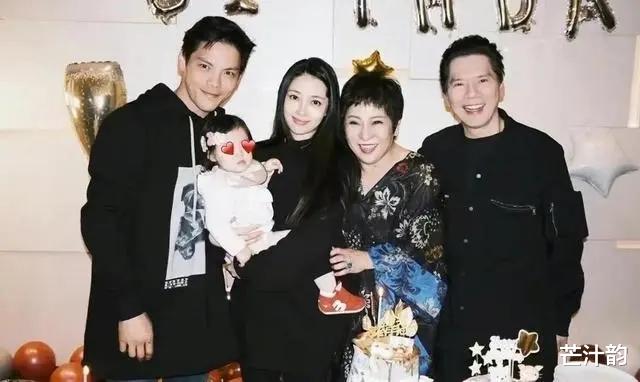 向佐带老婆孩子过万圣节，3岁小女儿超养眼，仍用安抚奶嘴遭吐槽