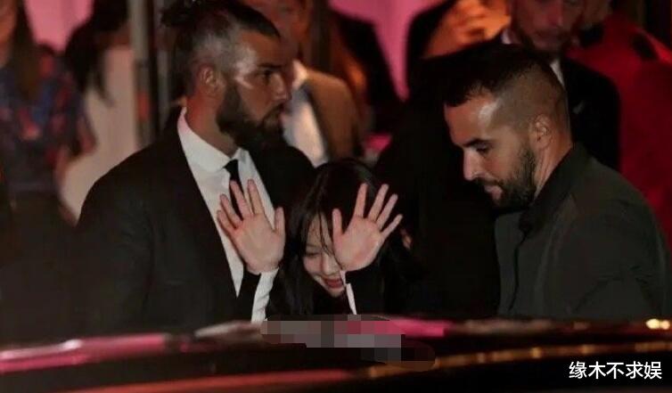 Lisa疯马秀疑为Jennie推迟半小时，Jennie离场尴尬，双方粉丝互怼