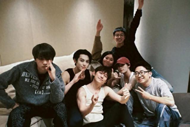 章子怡离婚真相？何炅过于自律？迪丽热巴粉圈大乱？