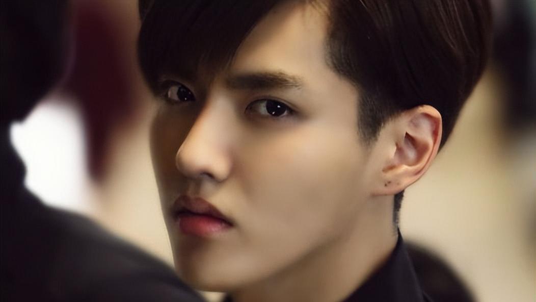 吴亦凡狱中生活后续，母亲找过成龙求救，亲生父亲尝试引渡无果！