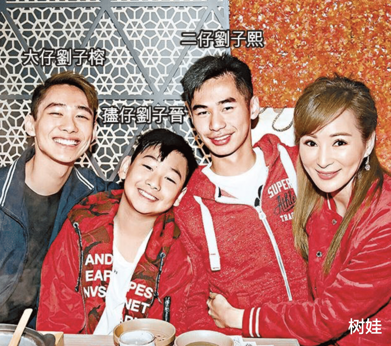 罗霖|罗霖陪儿子定制晚礼服,17岁小儿子已高过母亲,比俩哥哥帅气斯文