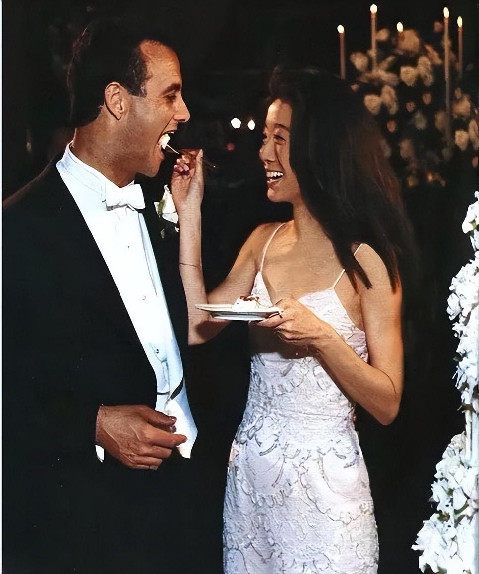 花滑|王薇薇:73岁皮不松肉不垮,背影如少女,家世显赫身边小鲜肉不断