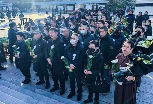 德德玛葬礼现场:腾格尔神情悲伤,丈夫14字挽联惹泪目,遗愿曝光