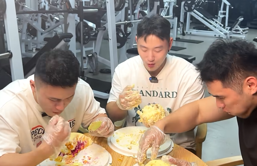 本想把脸埋进健身欧尼酱的缝里，不料他们都成了“正宗大飞柱”