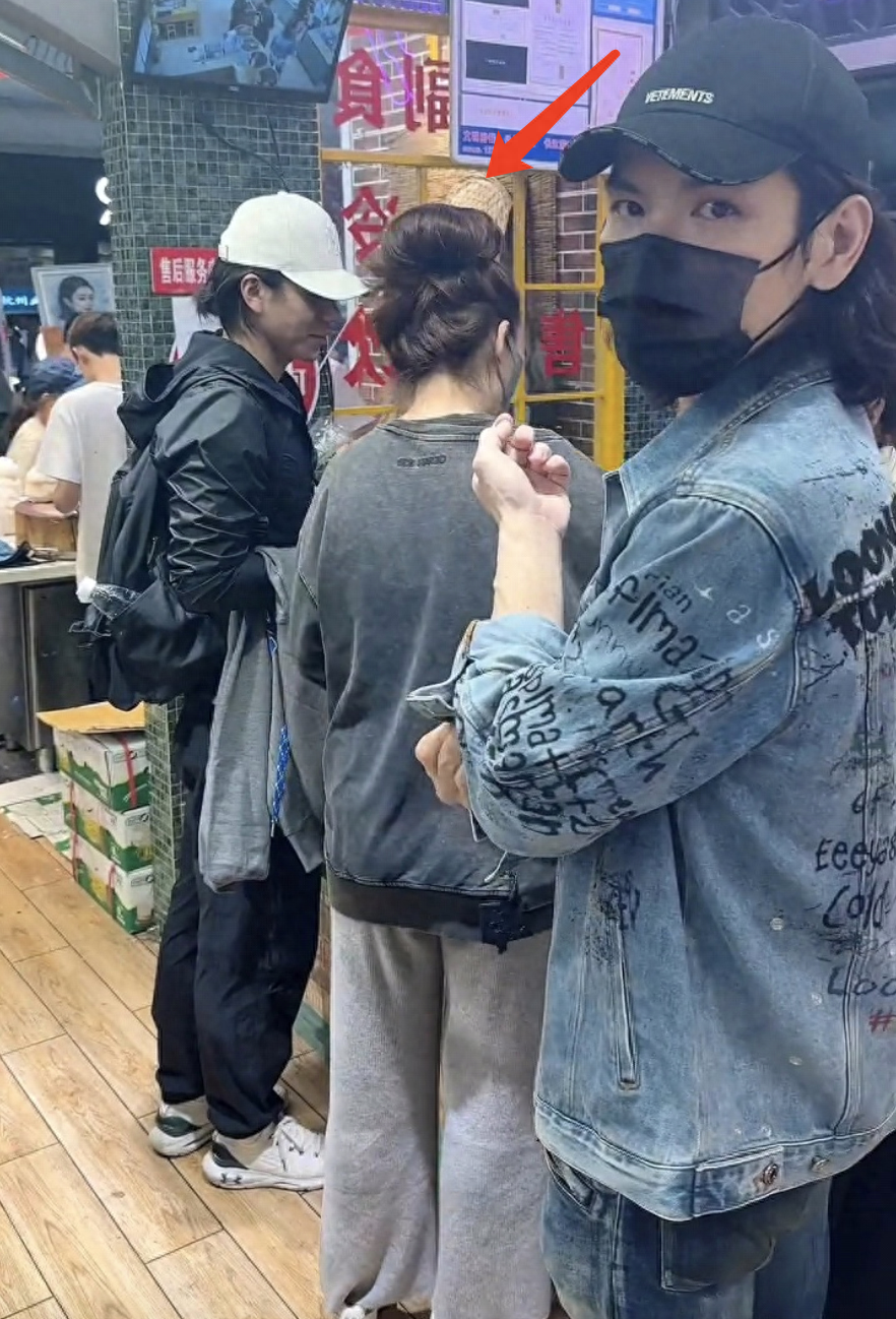 向佐夫妇武林夜市被偶遇，郭碧婷发型凌乱驼背接地气，女神气质全无