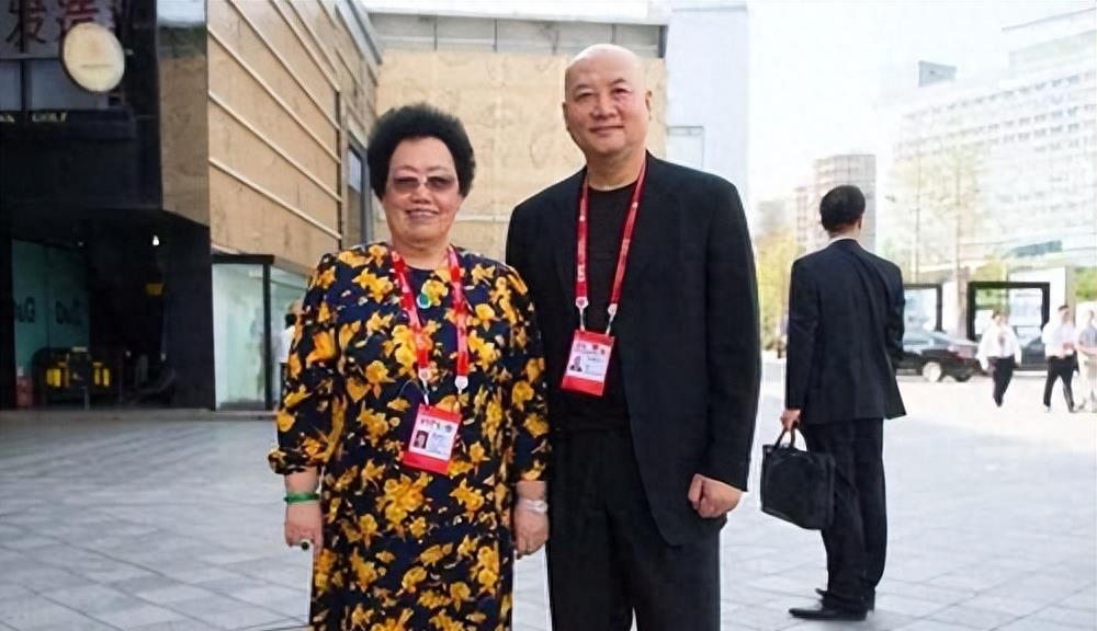 迟重瑞:我拒绝陈丽华3次,但母亲重病,她花大钱让母亲又活了半年